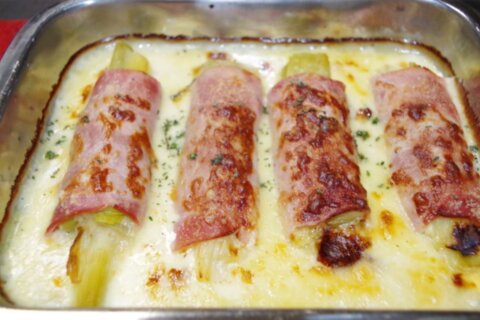 Recette de poireaux gratinés au jambon et au fromage