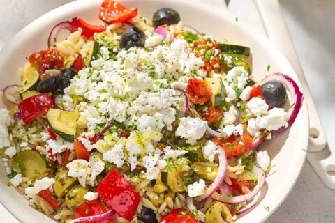 Salade de pâtes à la grecque aux légumes grillés